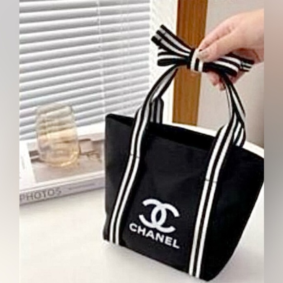 Black Tote with White Accents - Picture 12 of 13